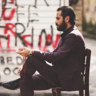 🕳 80708d0c pria, berjenggot, duduk, setelan, perkotaan, rosario telegram sticker