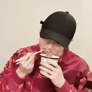 🛒 82398157 ผู้ชาย, กิน, ก๋วยเตี๋ยว, ตะเกียบ, ถ้วย, หมวก telegram sticker