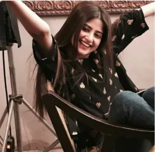 🤗 94855fe8 女人, 椅子, 微笑, 女孩, 肖像 telegram sticker