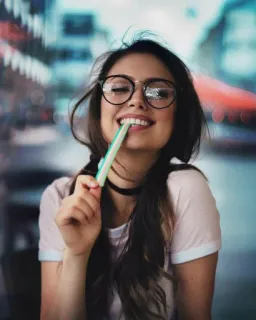 🤓 d1d74ab1 女人, 微笑, 眼镜, 颈圈, 肖像, 青少年 telegram sticker