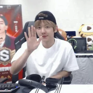 ❄️ 62d11ffd orang, pria, melambai, potret, dalam ruangan, selebriti, K-pop whatsapp sticker