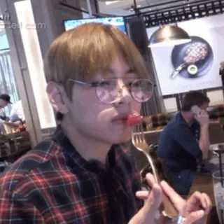 🍪 df3237c7 mangiare, cibo, persona, casual, camicia a quadri, occhiali whatsapp sticker