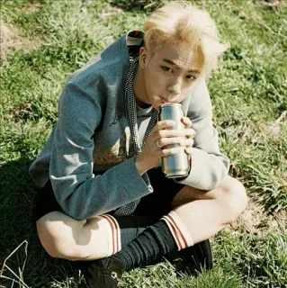 🖤 5ee0f1b9 男人, 金发, 坐着, 户外, 饮用, 罐 telegram sticker