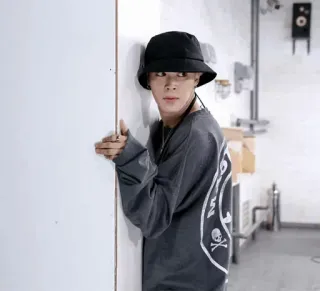 🖤 5fb802ea 男人, 渔夫帽, 休闲, 长袖衬衫, 室内, 倾斜 telegram sticker