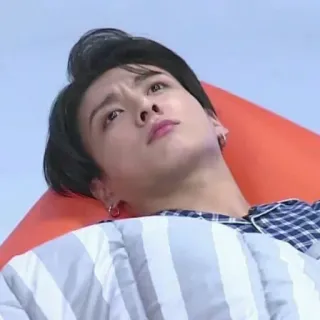 🖤 d3a064ce Jungkook 人, 男人, 躺着, 室内 telegram sticker