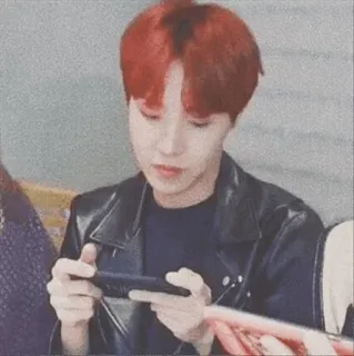 🖤 eda8a4b9 人, 玩, 手机, 游戏, 室内, 男性 telegram sticker