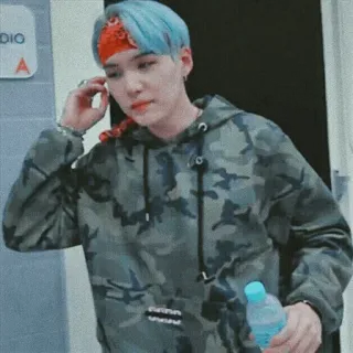 🖤 ef0f92c6 Suga kpop, suga, 偶像, 音乐, 歌手, 头巾, 蓝发, 迷彩 telegram sticker