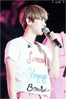 🌸 a7639c42 L'amour Voyage Bonbon T-Shirt, Wörter, Kleidung, Mode, Person, Mikrofon, Idol whatsapp sticker