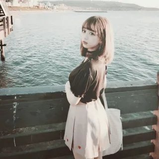 🥕 a64b3cc9 phụ nữ, chân dung, biển, cầu tàu, bầu trời, dễ thương, kawaii whatsapp sticker