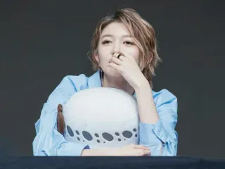 🌸 f018b9b0 женщина, человек, портрет, обычный, в помещении telegram sticker