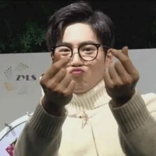 🌻 67b4e628 pria, kacamata, potret, finger heart, korea whatsapp sticker