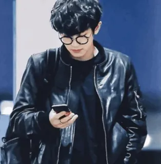 🌻 e11d57e6 pria, kacamata, jaket, Korea, bandara whatsapp sticker