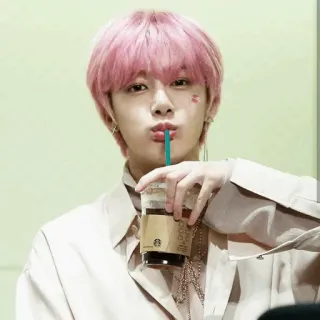 🌸 285fc2cb kpop, idol, różowe włosy, kawa, koreański, azjatycki, portret telegram sticker