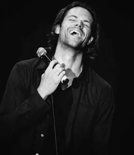 😆 55a77f3f đàn ông, micro, hát, cười, trắng đen telegram sticker