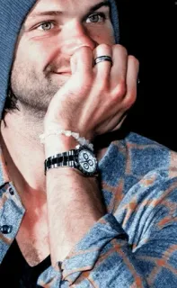 🤩 f3be095d đàn ông, người, chân dung, thường ngày, mũ, đồng hồ, vòng tay telegram sticker