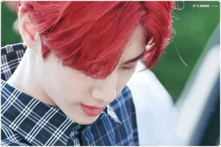 😔 a6452756 Mark IT'S MARK kpop, マーク, 人, ポートレート, 髪, 赤い髪 telegram sticker