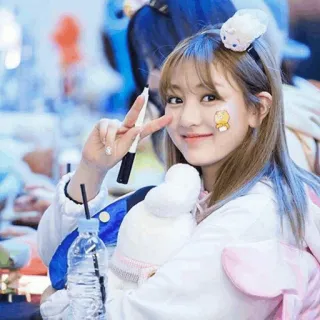 🦄 2b067eee 여자, 미소, 평화 기호, 초상화, 귀여운, 쾌활한 telegram sticker