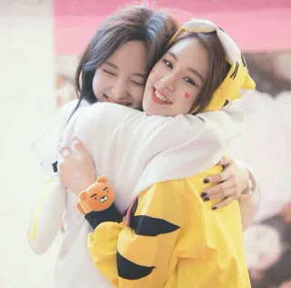 🐰 8652184a 여성, 포옹, 친구, 미소, 귀여운, 행복한 telegram sticker