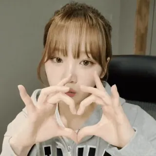 🛹 14b2eefd сердце, сердце пальцами, женщина, милый, девушка telegram sticker