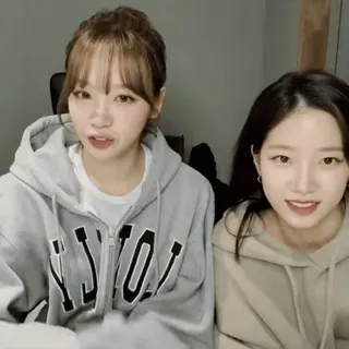 🛹 24ad97d1 женщины, толстовки, азиатский, друзья, люди, повседневный telegram sticker