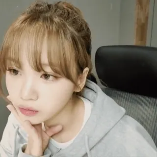 🛹 631367f4 женщина, человек, портрет, селфи, лицо, выражение telegram sticker