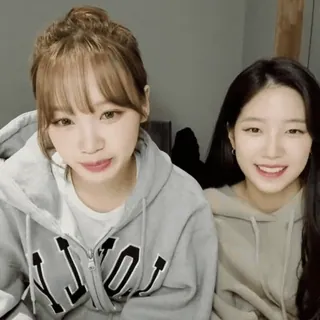 🛹 634a409c женщины, девушки, толстовки, улыбающиеся, друзья, портрет telegram sticker