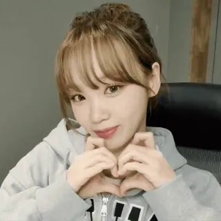 🛹 86c57ae6 женщина, портрет, жест сердца, мило, улыбается telegram sticker