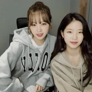 🛹 b0aa0cba женщины, толстовки, селфи, портрет, друзья, корейский telegram sticker