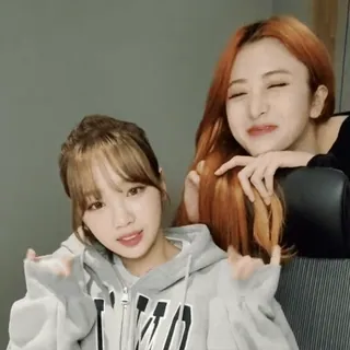 🛹 b7807ad6 портрет, люди, женщины, девушки, дружба telegram sticker