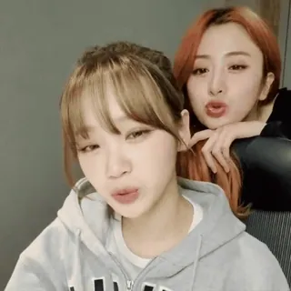 🛹 d416ee97 Селфи, Портрет, Женщина, Люди, Дружба, Толстовка, Повседневный, В помещении telegram sticker