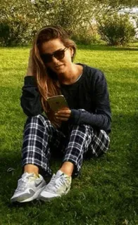 🖇 4b36438d mulher, sentada, grama, óculos de sol, telefone, casual, ao ar livre whatsapp sticker