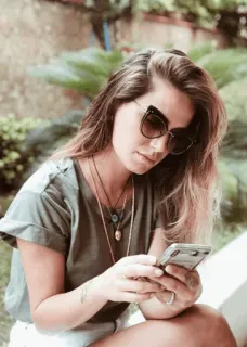 🍓 9a380540 mulher, óculos de sol, telefone, ao ar livre, retrato whatsapp sticker