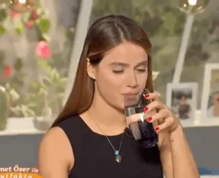 🍹 9b2d67c4 Zümet Özer İle Mutfakta mulher, água, mesa, interior, programa de tv, turco whatsapp sticker