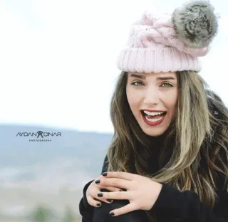 🍓 afb916df mulher, retrato, chapéu, inverno, sorriso whatsapp sticker