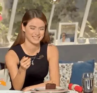 🍹 b536524c mulher, comendo, bolo, interior, mesa, retrato whatsapp sticker