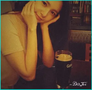 🦋 5da91e20 -DoTii 女人, 饮料, 快乐, 吉尼斯, 啤酒 whatsapp sticker