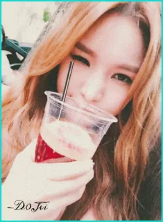 🦋 baafcec6 DOJri 女人, 饮料, 自拍, 肖像, 人, 饮品, 红色液体 whatsapp sticker