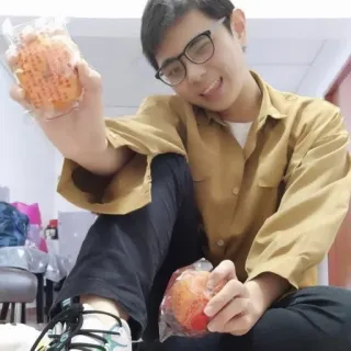 🤪 624cf68e pria, duduk, orang, makanan whatsapp sticker