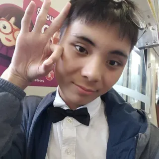 👌 8822d5ab orang, dasi kupu-kupu, gestur ok, wajah, anak laki-laki whatsapp sticker