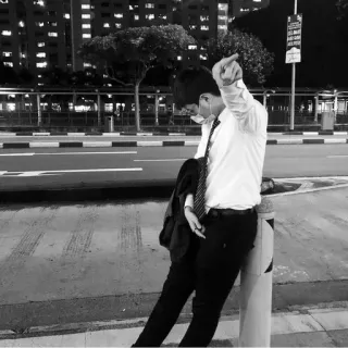 😒 fd105750 pria, gestur ofensif, jari tengah, jalan, malam whatsapp sticker