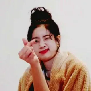 🐾 5d335913 kobieta, serce z palców, portret, uśmiech, koreański, słodkie, osoba telegram sticker