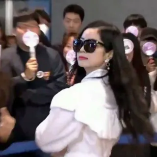 🐾 8e7b54a2 kobieta, okulary przeciwsłoneczne, portret, osoba, moda, styl telegram sticker