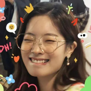 🐾 b41e1101 DH! uśmiechnięta, kobieta, osoba, szczęśliwa, okulary, korona, serce telegram sticker