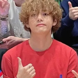 👍 4d79bfed mann, porträt, lockiges haar, rotes shirt, daumen hoch telegram sticker