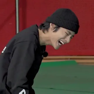 😂 74beeeee Mann, lachend, Mütze, schwarzes Sweatshirt, drinnen, Person telegram sticker