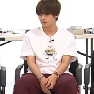 😕 959f6f5c yüz T-Shirt, Person, Mann, sitzen, Möbel telegram sticker