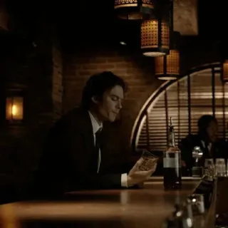 🎭 35811059 mężczyzna, bar, drink, garnitur, koktajl, wewnątrz telegram sticker