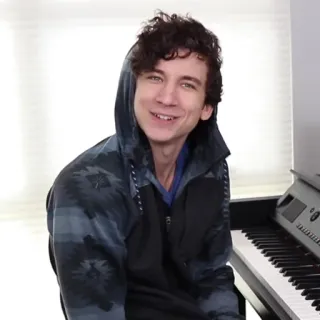 😃 b5cd3c65 ผู้ชาย, เปียโน, เสื้อมีฮู้ด, นักดนตรี, รอยยิ้ม telegram sticker