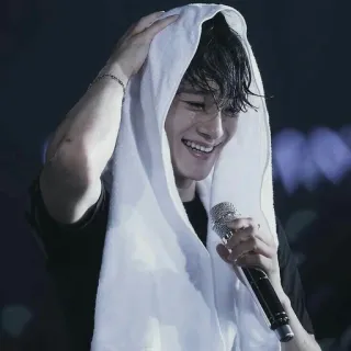 ⛓ bcecf703 homem, cantor, microfone, concerto, música, toalha, apresentação telegram sticker