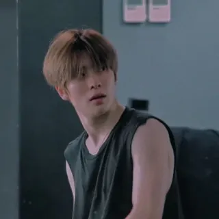 ⛓️ d126db14 男性, 男性, 人, ノースリーブシャツ, 屋内 telegram sticker